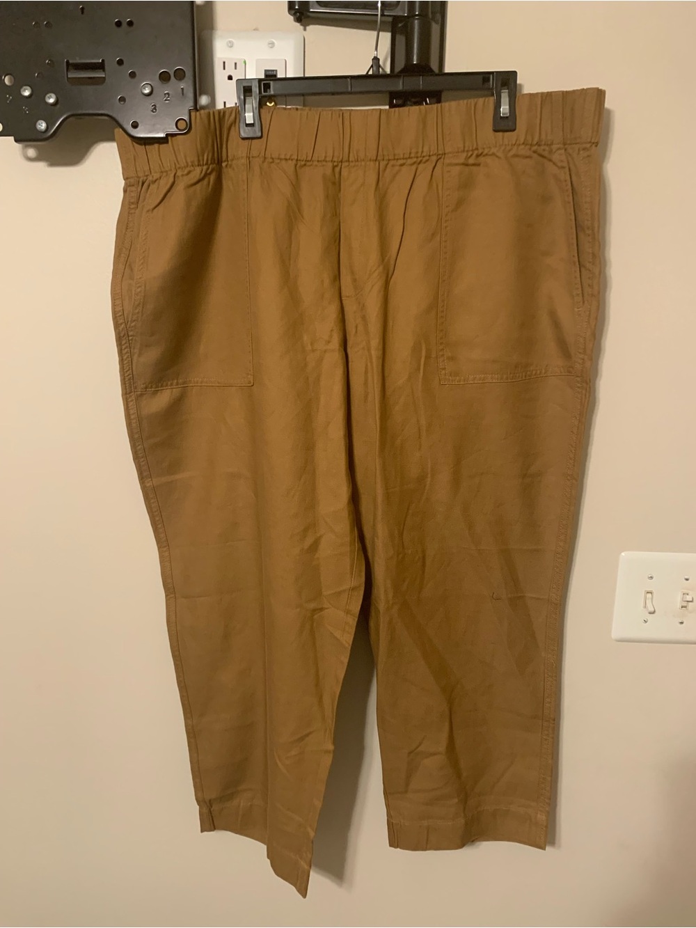 New woman’s Banana Republic Camel Cropped Elastic-Waist Ankle Pants. Size XXL